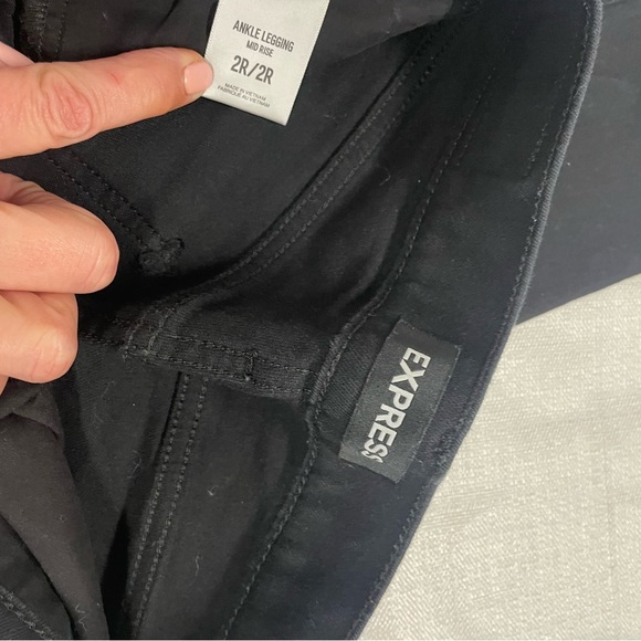 NWOT Express black jeans, ankle leggings, mid rise, frayed ankles & rips size 2 - Picture 3 of 5